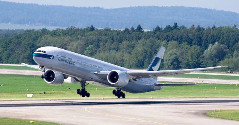 boeing-777 flyver der letter fra lufthavn på vej på en afbudsrejse med afbudsrejser